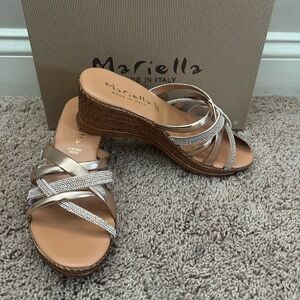 New in box 7.5 Mariella rose gold strappy wedge sandals slides made Italy